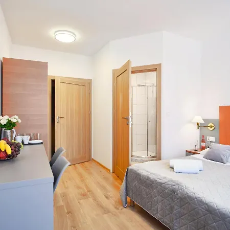 & בית אירוח *