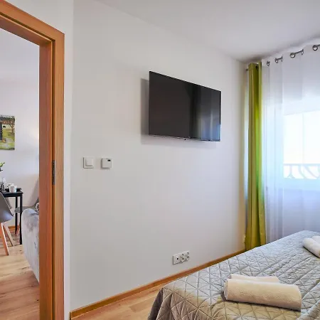 בית אירוח & *