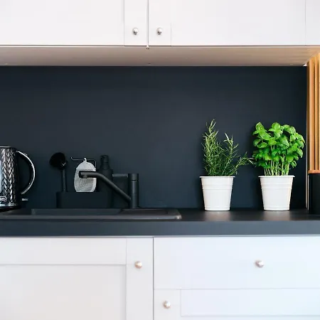 בית אירוח & *