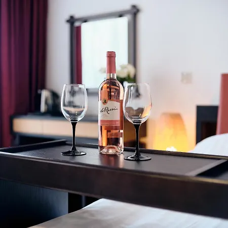 בית אירוח & *